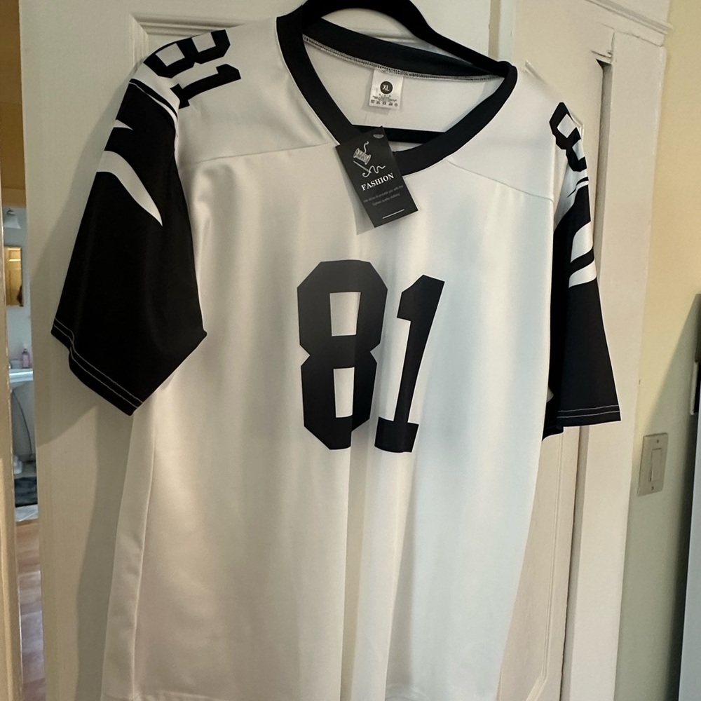 Black and White Sports Jersey with Number 81